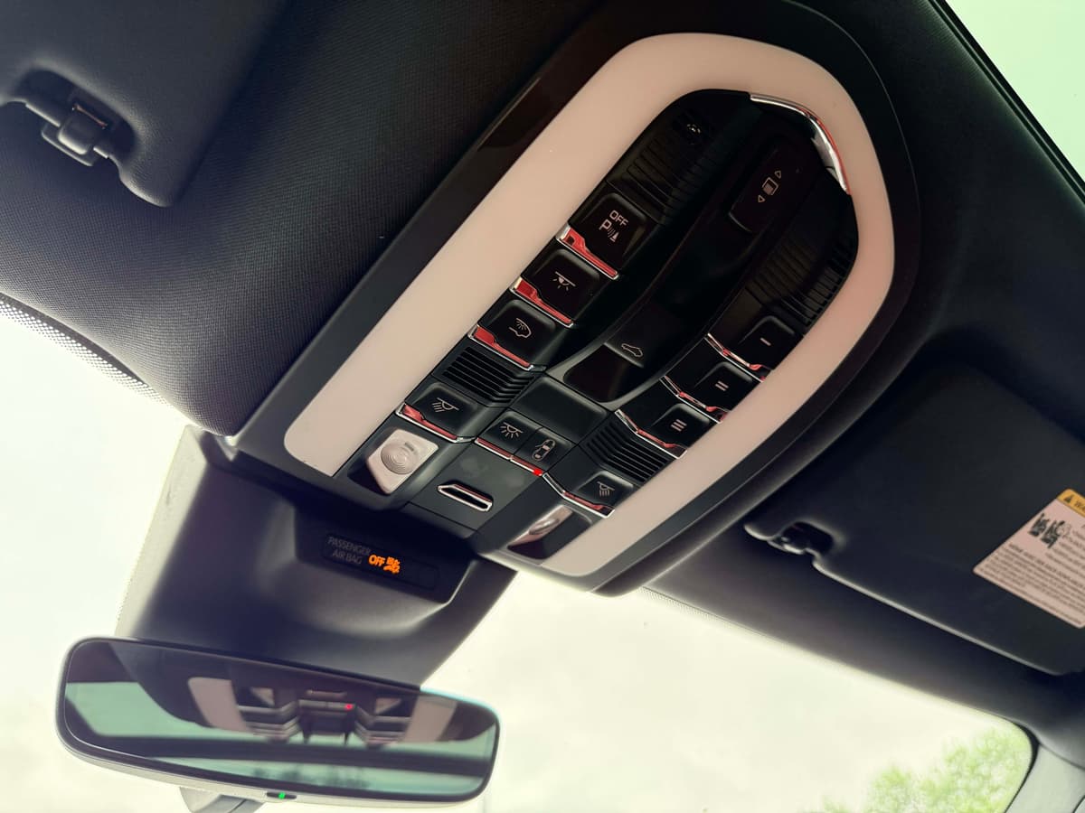 2023 Porsche Macan - Image 23