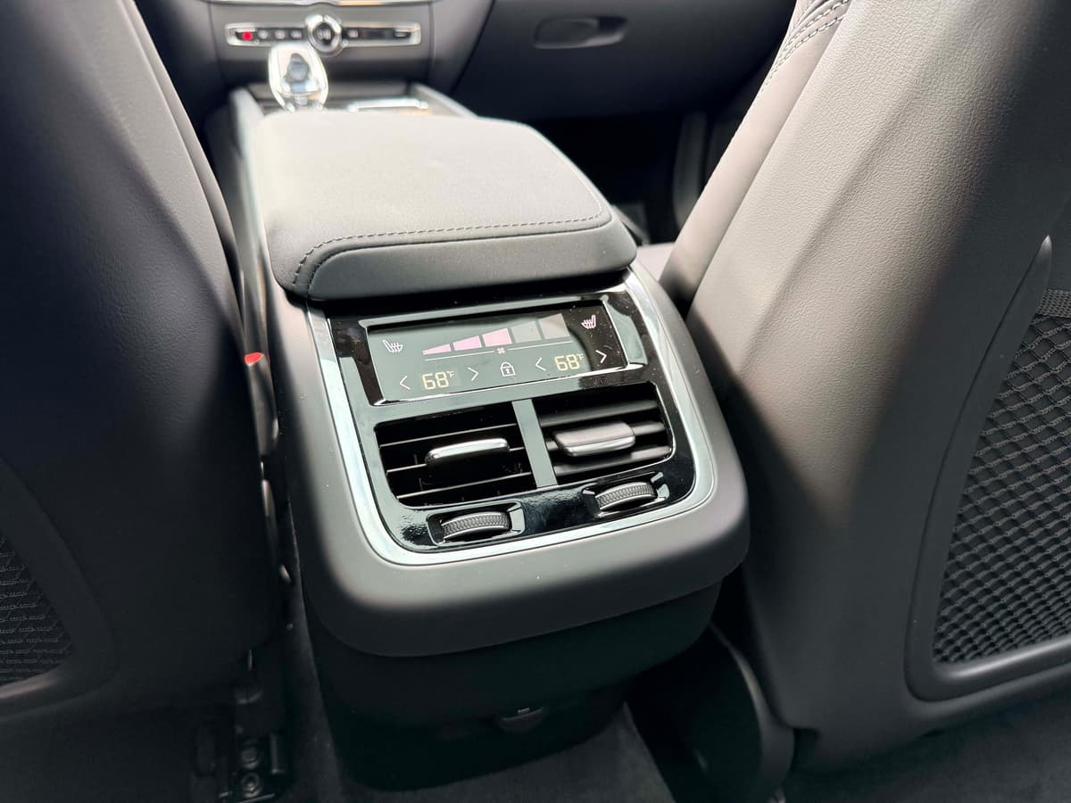 2026 Volvo XC60 - Image 17