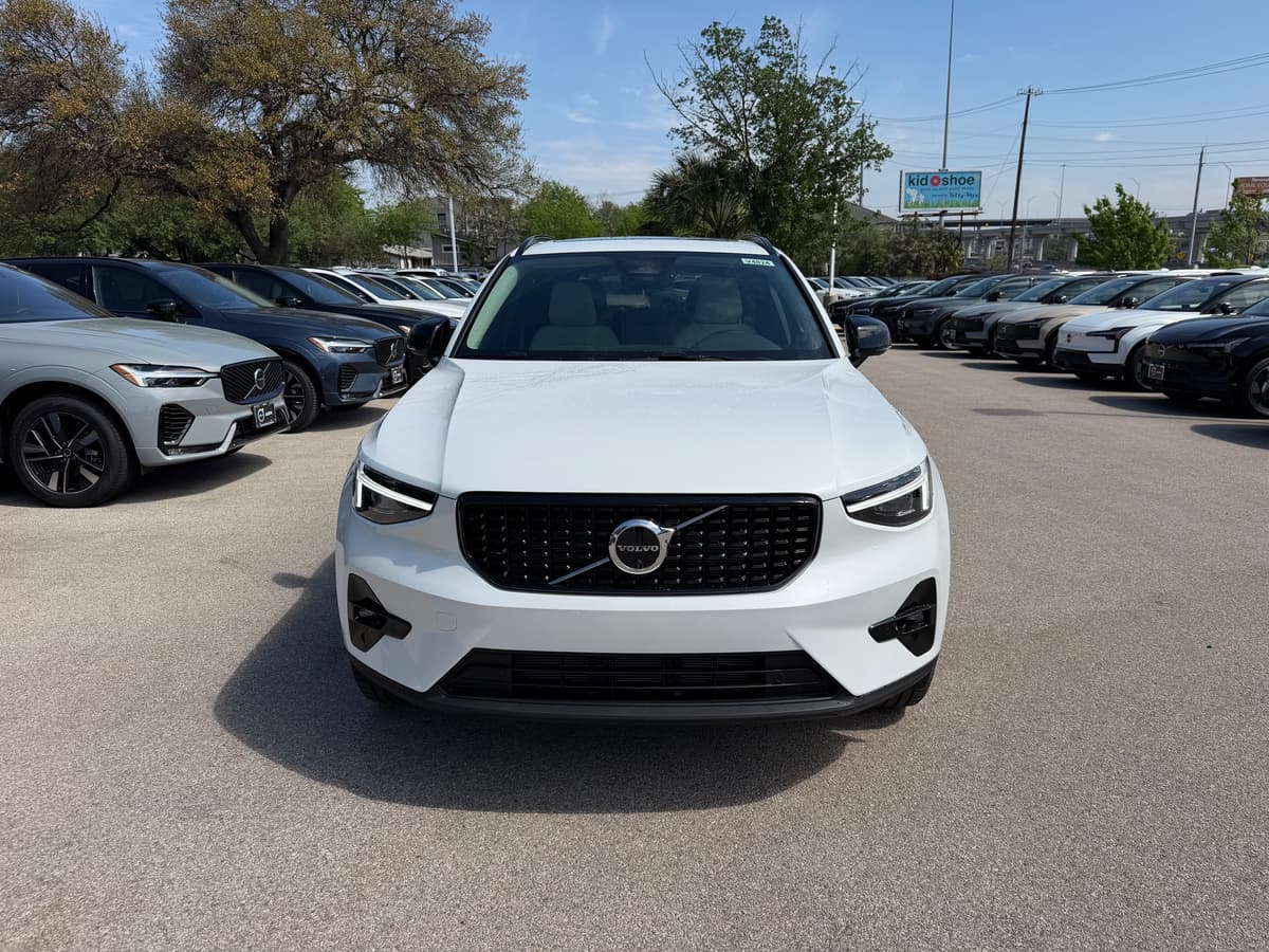 2026 Volvo XC40 - Image 6