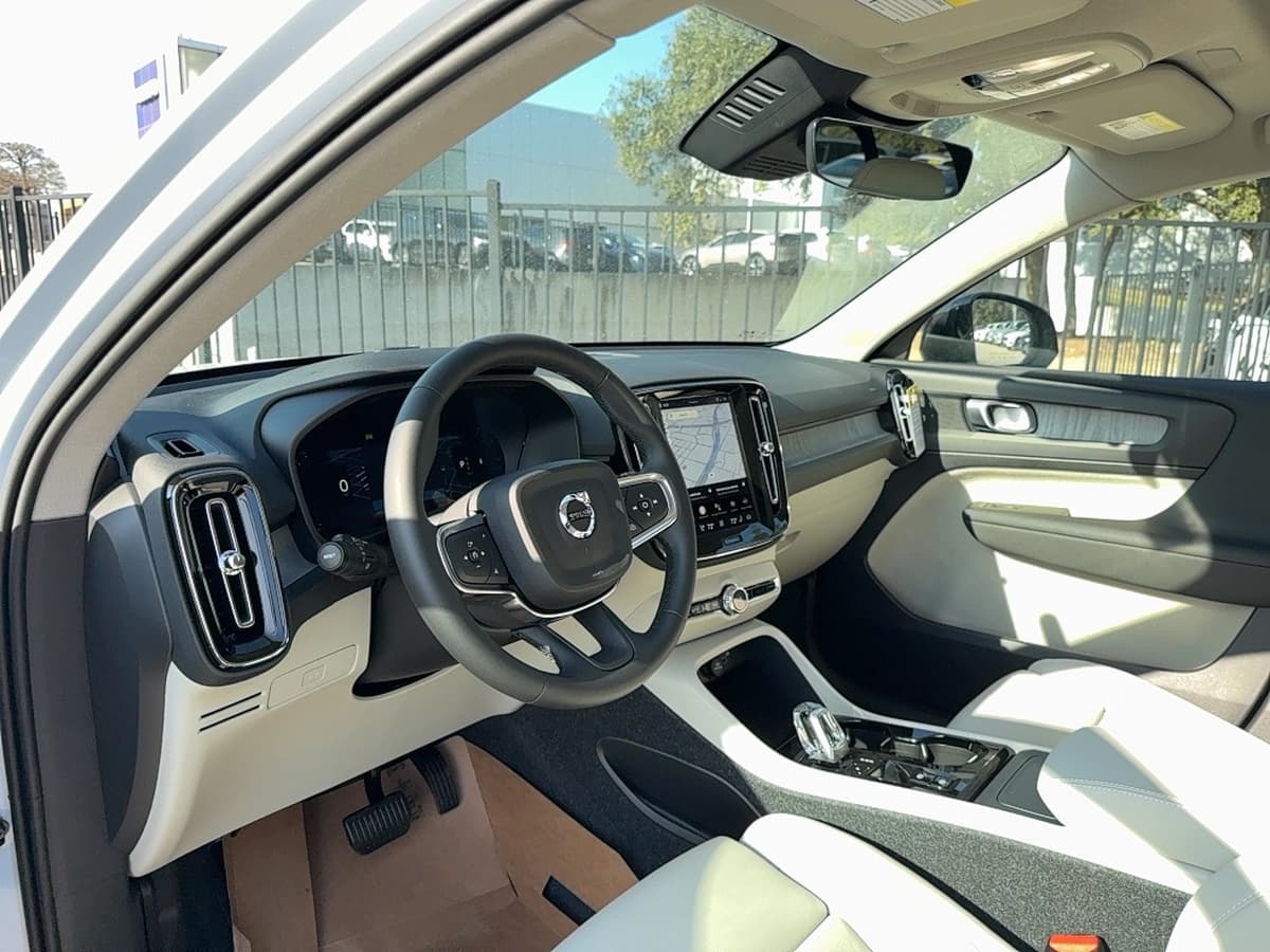 2026 Volvo XC40 - Image 8