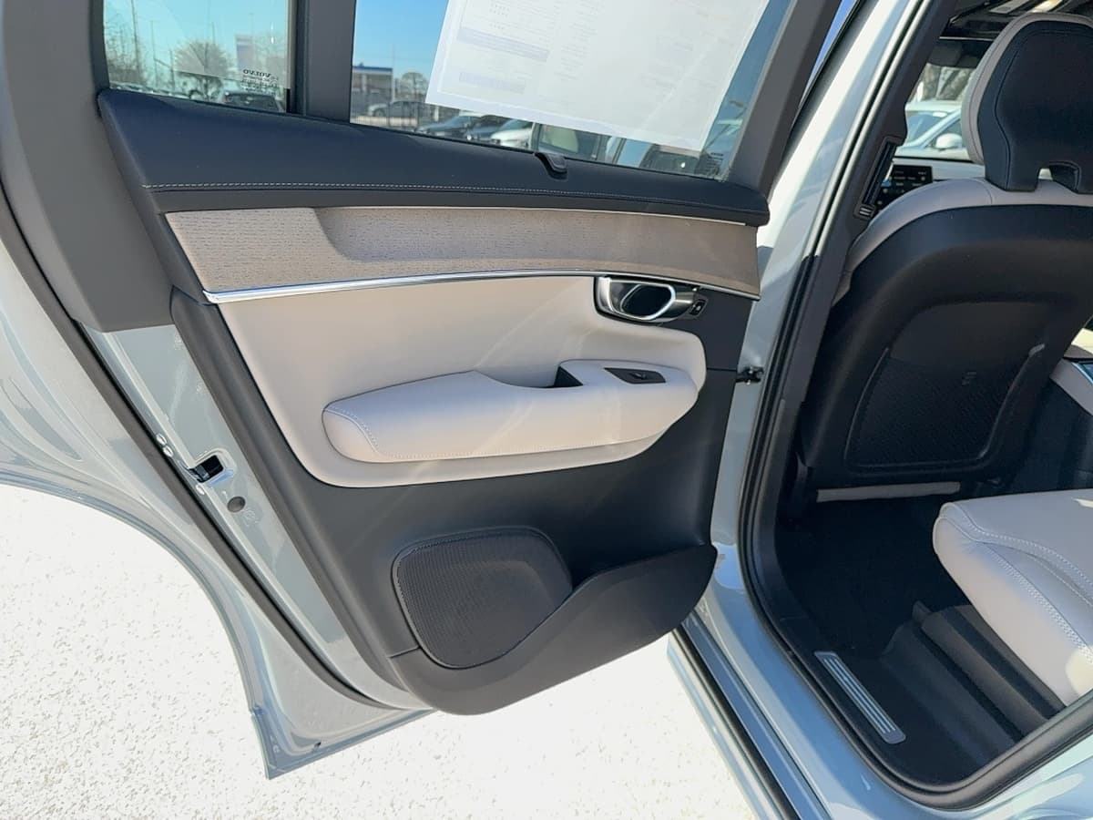 2026 Volvo XC90 plug-in hybrid - Image 14