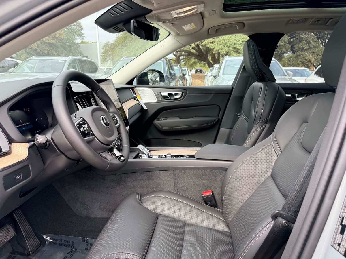 2026 Volvo XC60 - Image 13