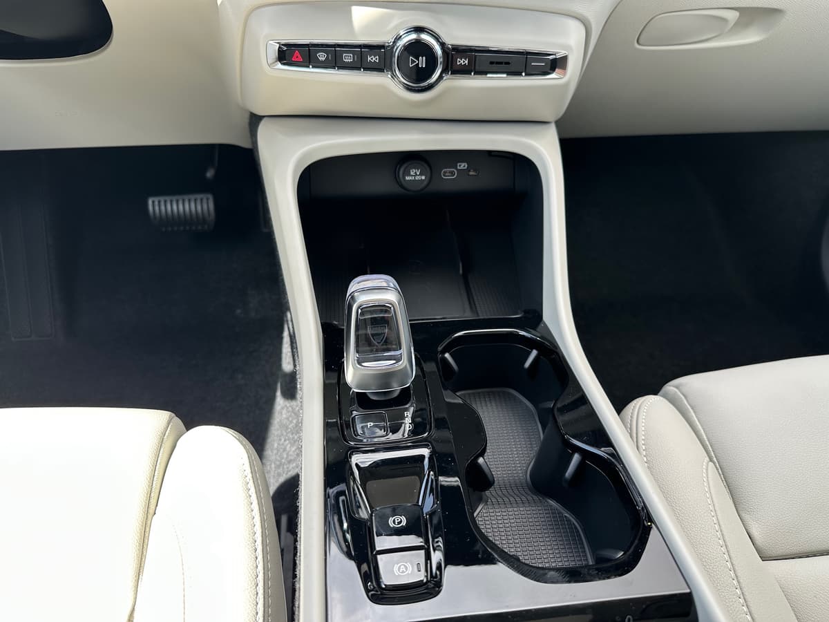 2026 Volvo XC40 - Image 13