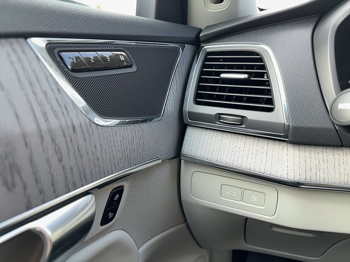 2025 Volvo XC90 plug-in hybrid - Image 22