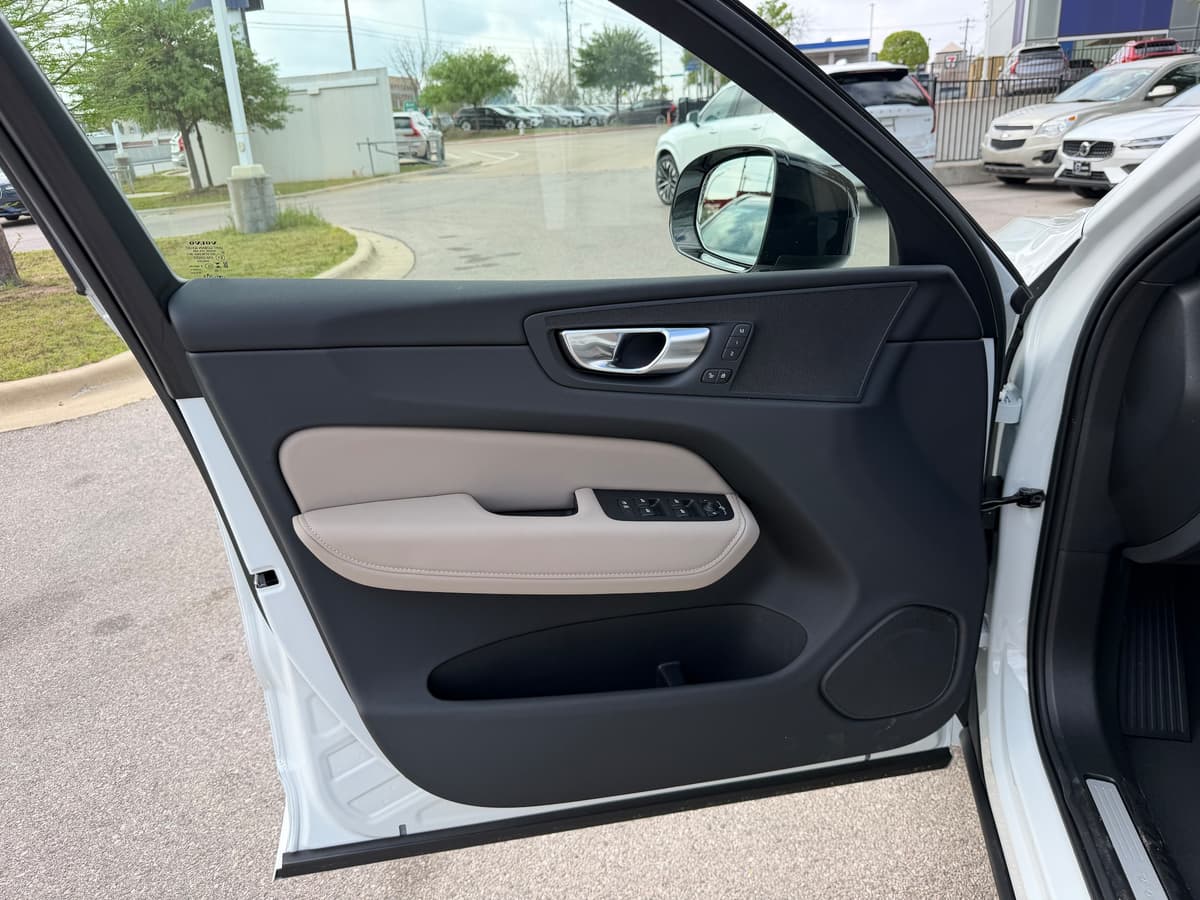 2026 Volvo XC60 - Image 16