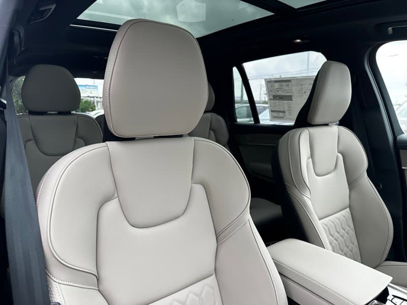 2025 Volvo XC90 plug-in hybrid - Image 9
