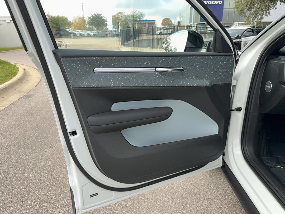 2026 Volvo EX30 - Image 11