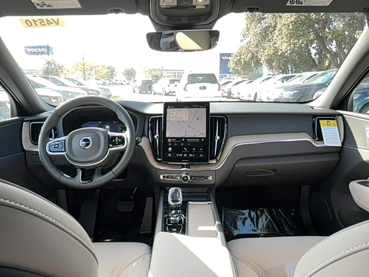 2026 Volvo XC60 - Image 17