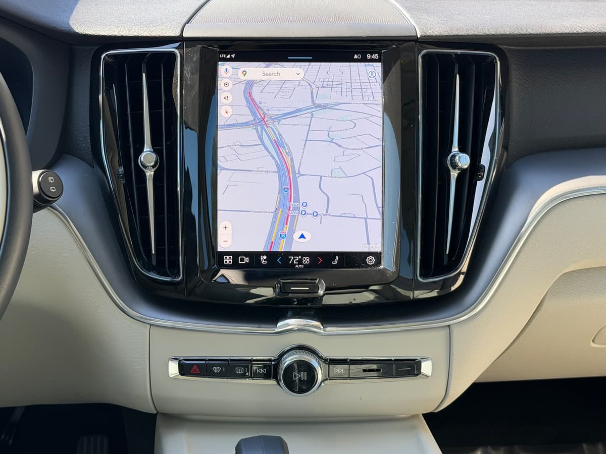 2025 Volvo XC60 plug-in hybrid - Image 12