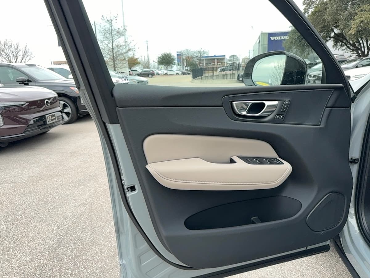 2026 Volvo XC60 - Image 10