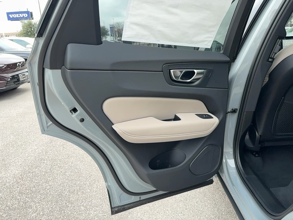 2026 Volvo XC60 - Image 14