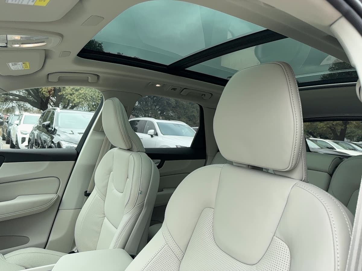 2026 Volvo XC60 - Image 12