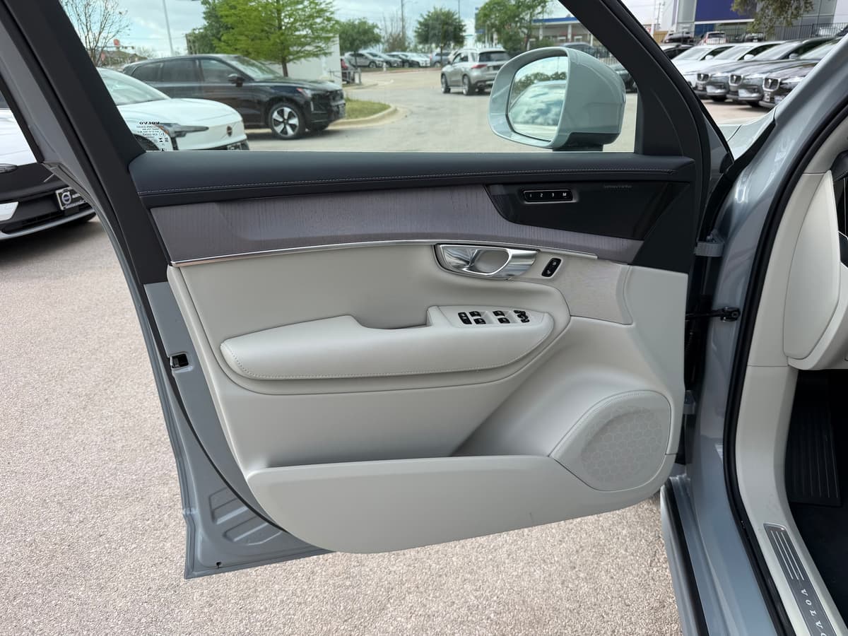 2026 Volvo XC90 plug-in hybrid - Image 18