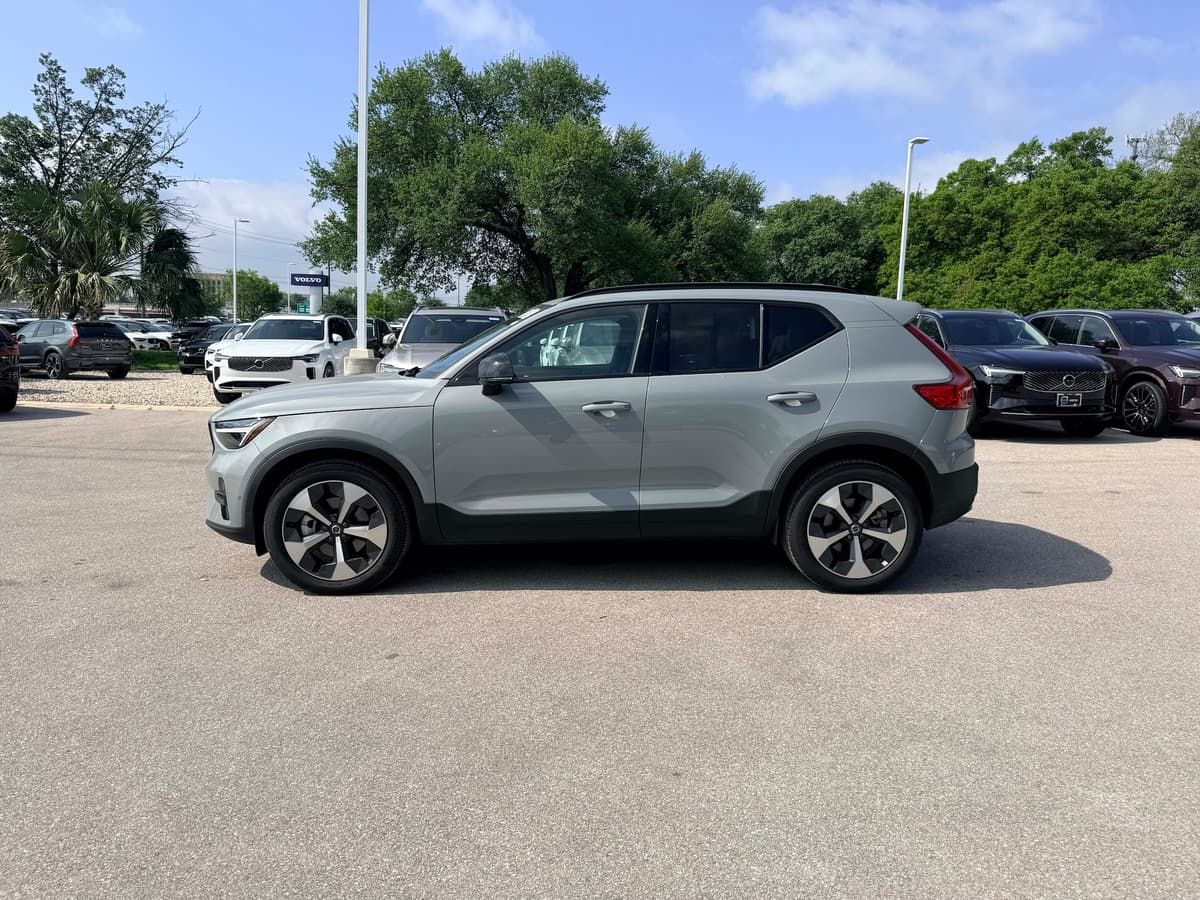 2026 Volvo XC40 - Image 3
