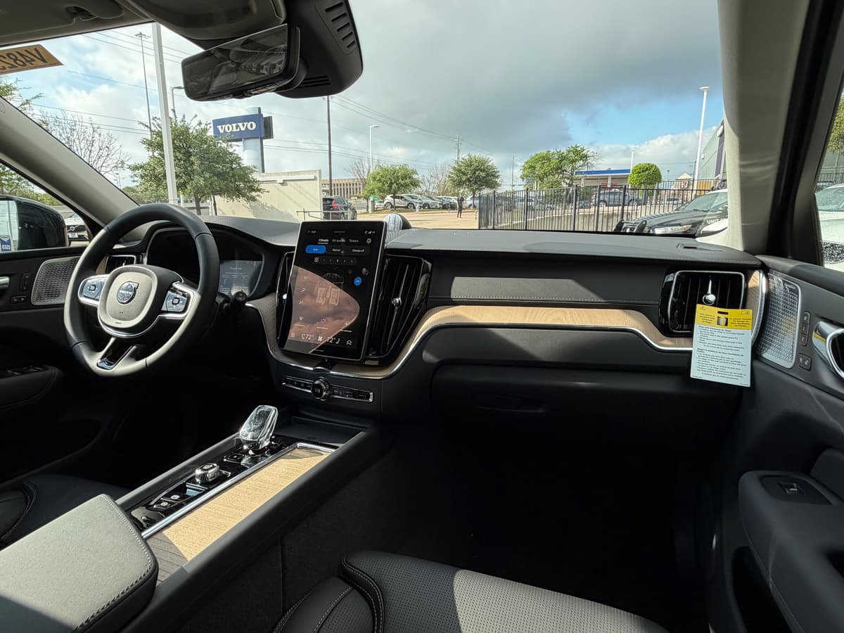 2026 Volvo XC60 plug-in hybrid - Image 10