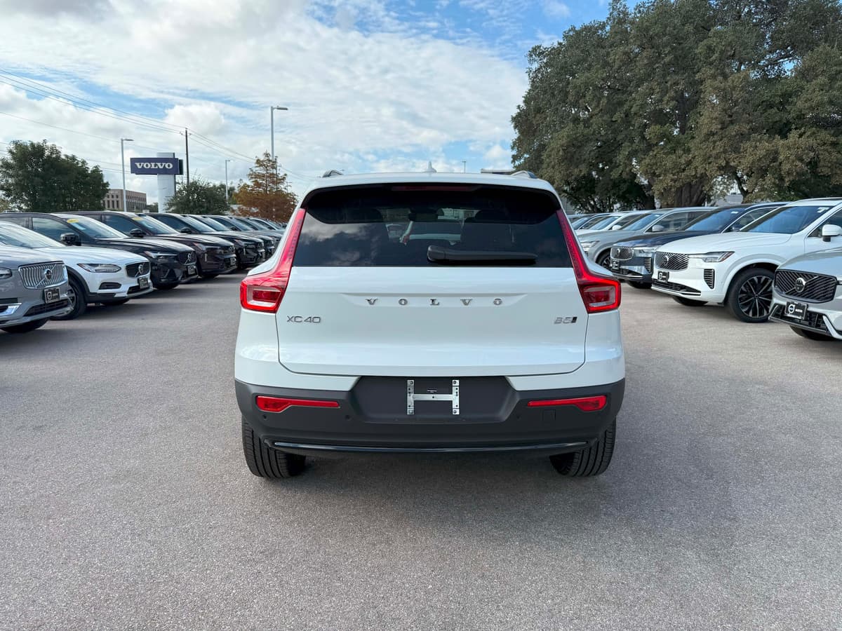 2026 Volvo XC40 - Image 5