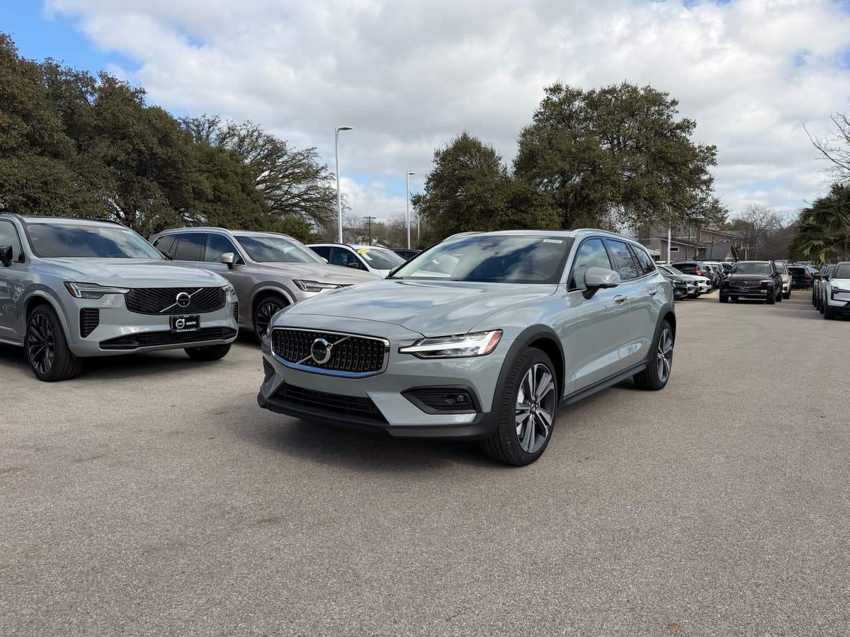 2026 Volvo V60 Cross Country - Image 2