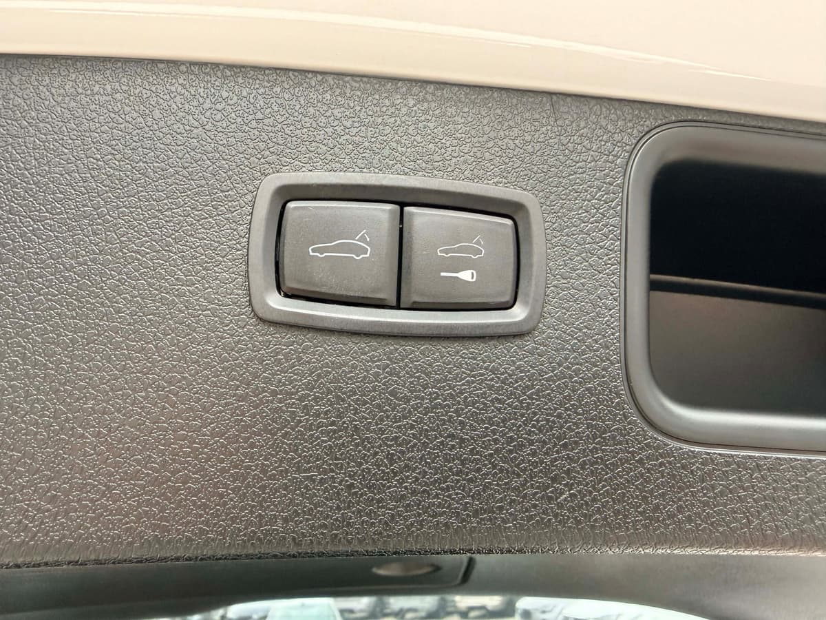 2023 Porsche Macan - Image 25