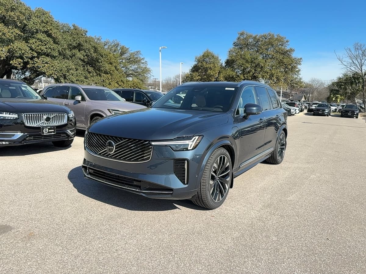 2026 Volvo XC90 plug-in hybrid - Image 2