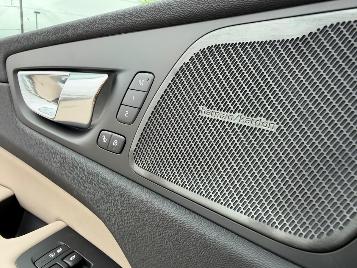 2026 Volvo XC60 plug-in hybrid - Image 18