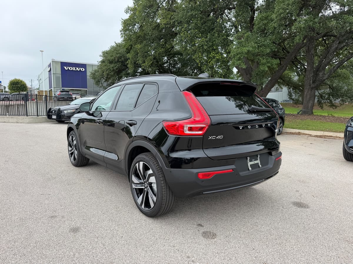 2026 Volvo XC40 - Image 3
