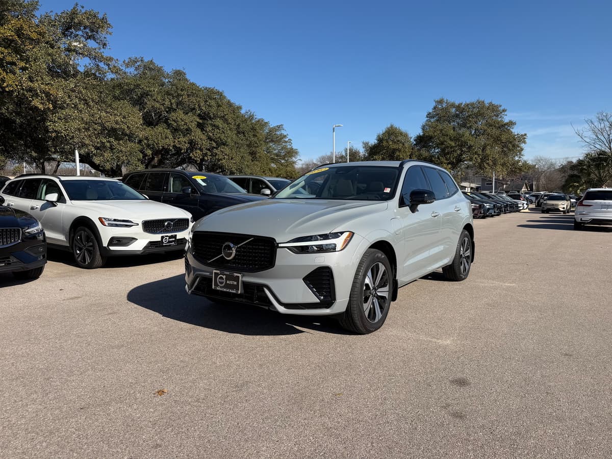 2025 Volvo XC60 plug-in hybrid - Image 2
