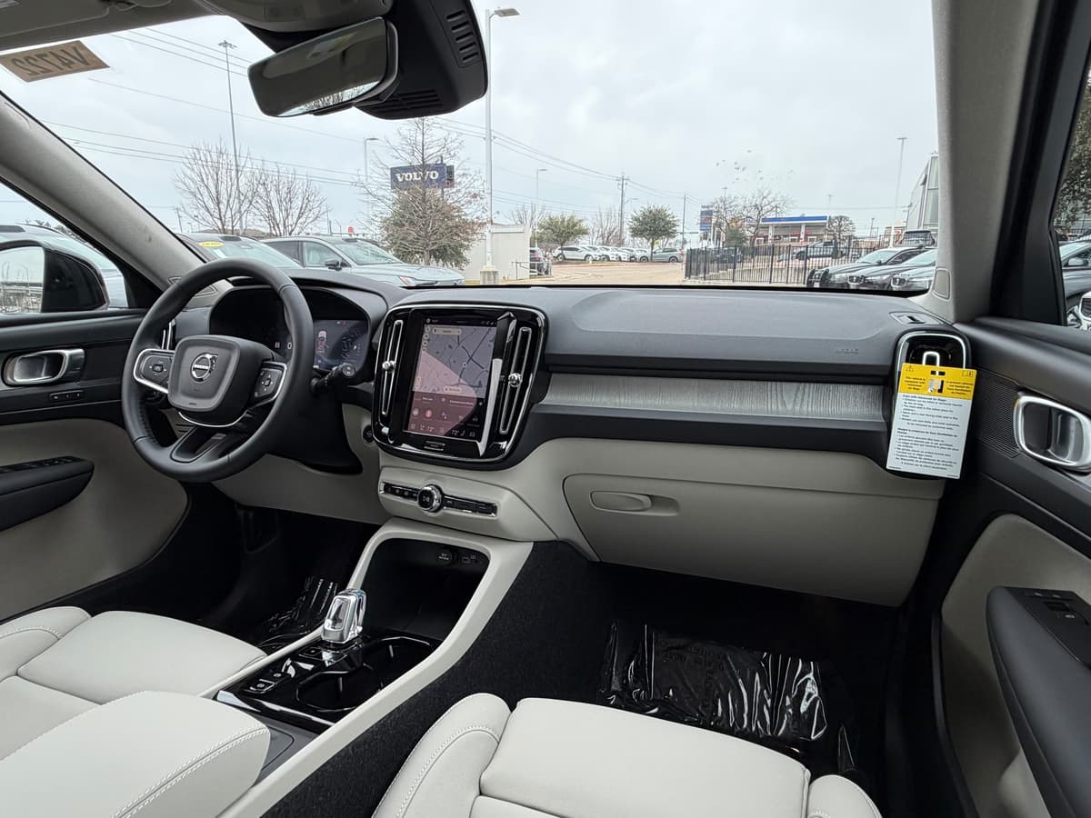 2026 Volvo XC40 - Image 10