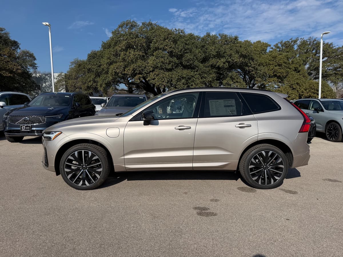 2026 Volvo XC60 plug-in hybrid - Image 3