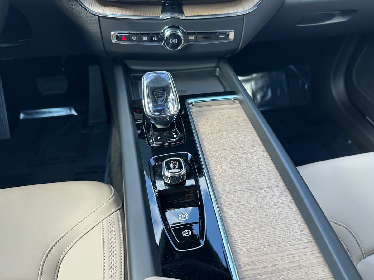 2026 Volvo XC60 - Image 13