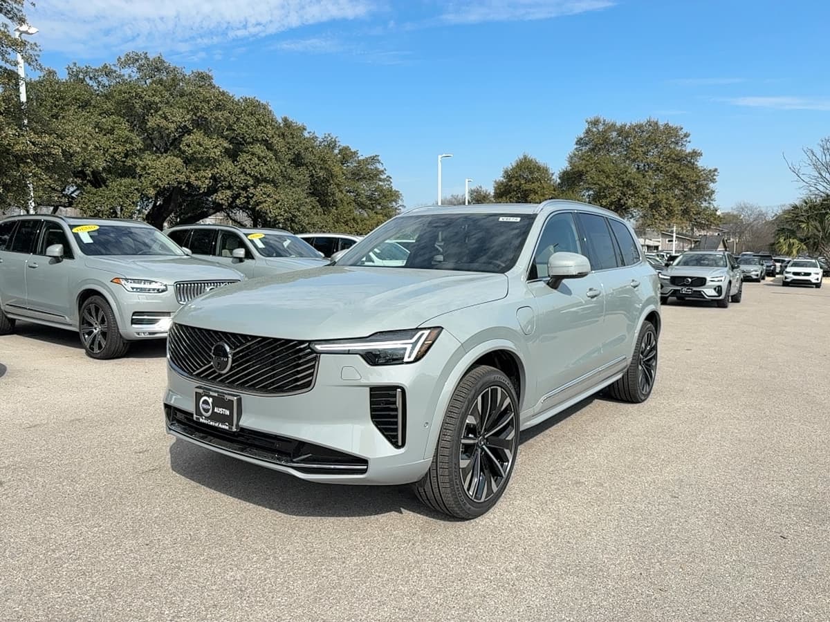 2026 Volvo XC90 plug-in hybrid - Image 2