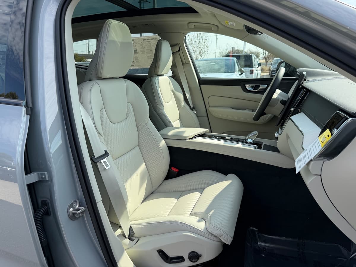 2026 Volvo XC60 plug-in hybrid - Image 8