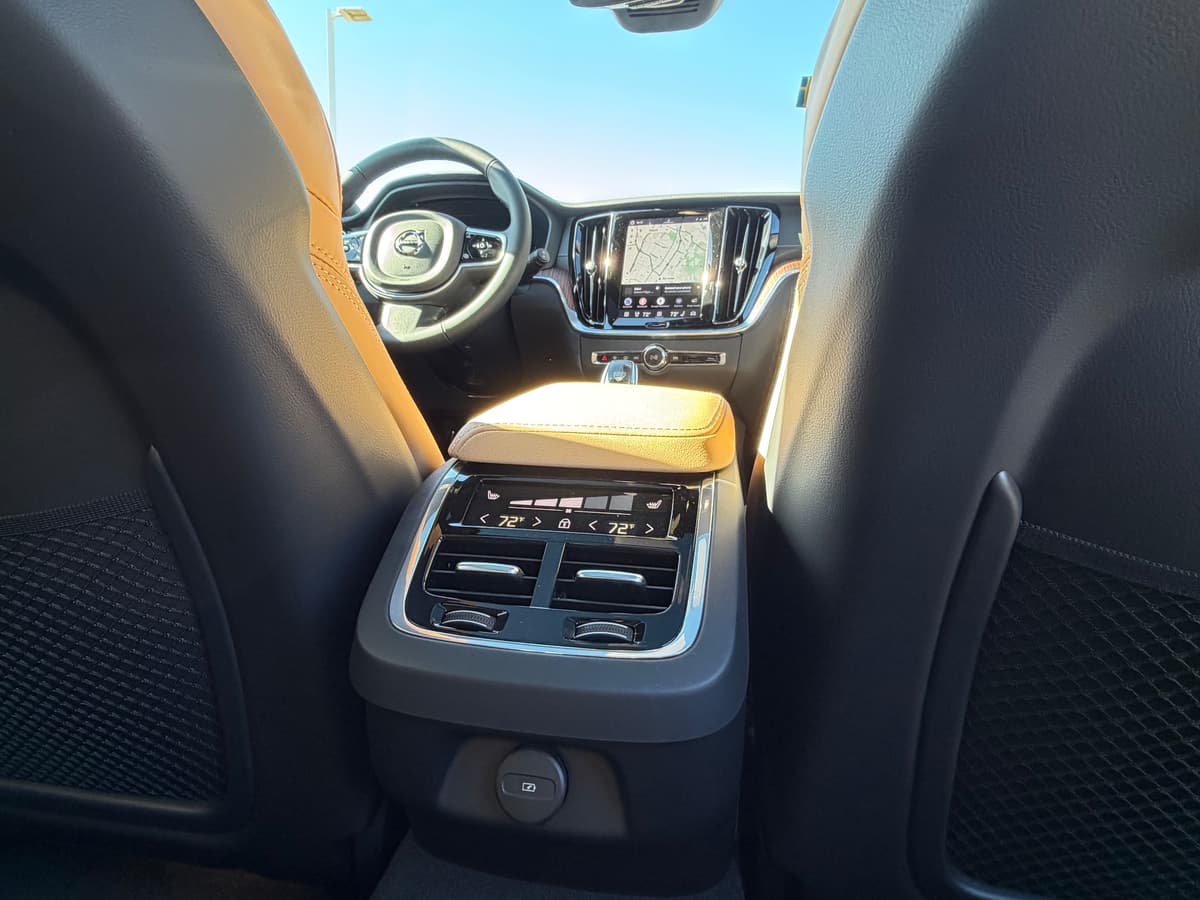 2026 Volvo V60 Cross Country - Image 11