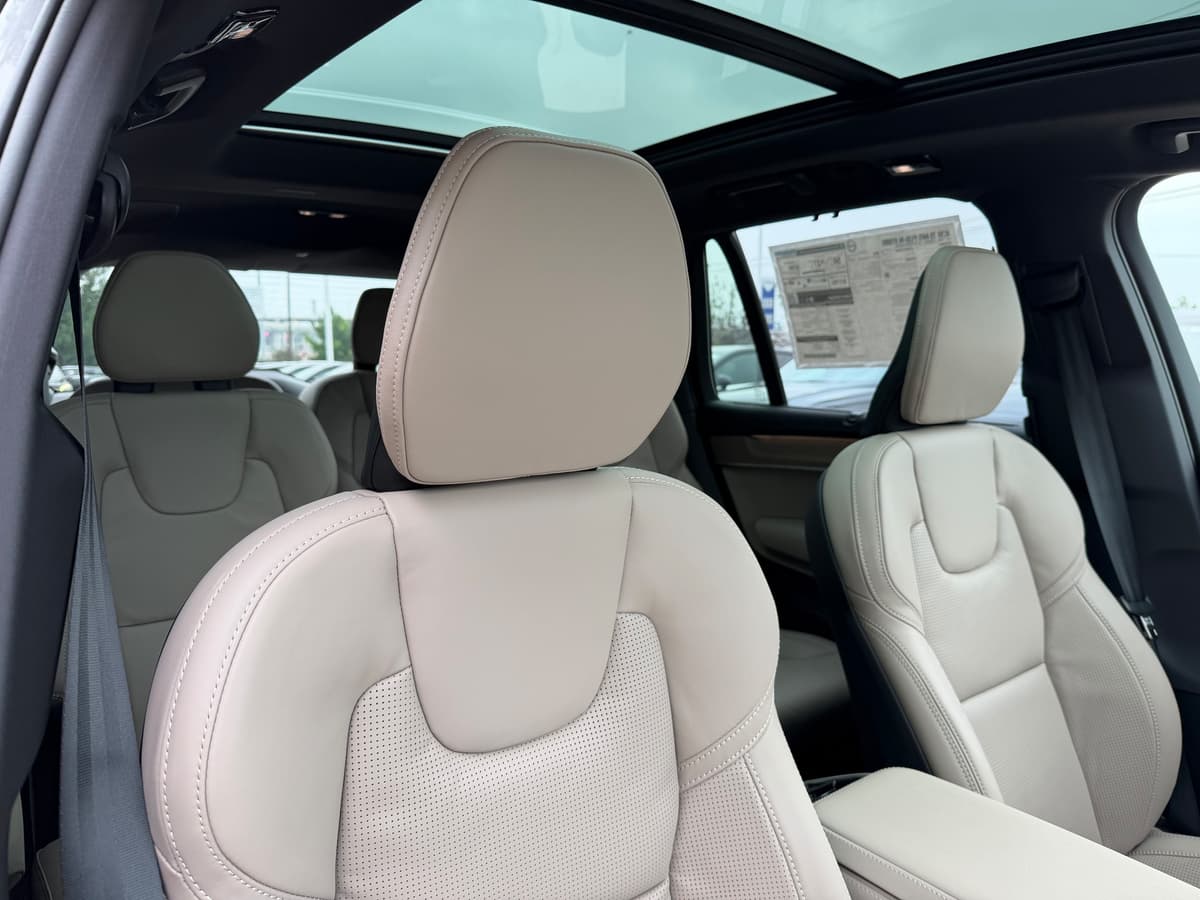 2026 Volvo XC90 plug-in hybrid - Image 8