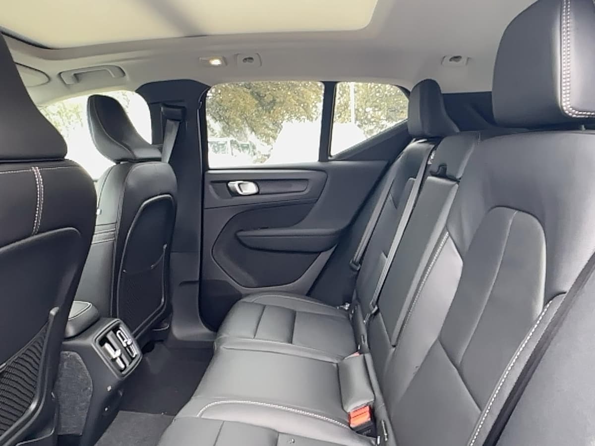 2025 Volvo XC40 - Image 16