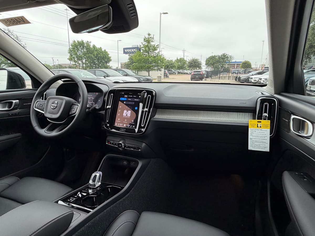 2026 Volvo XC40 - Image 9