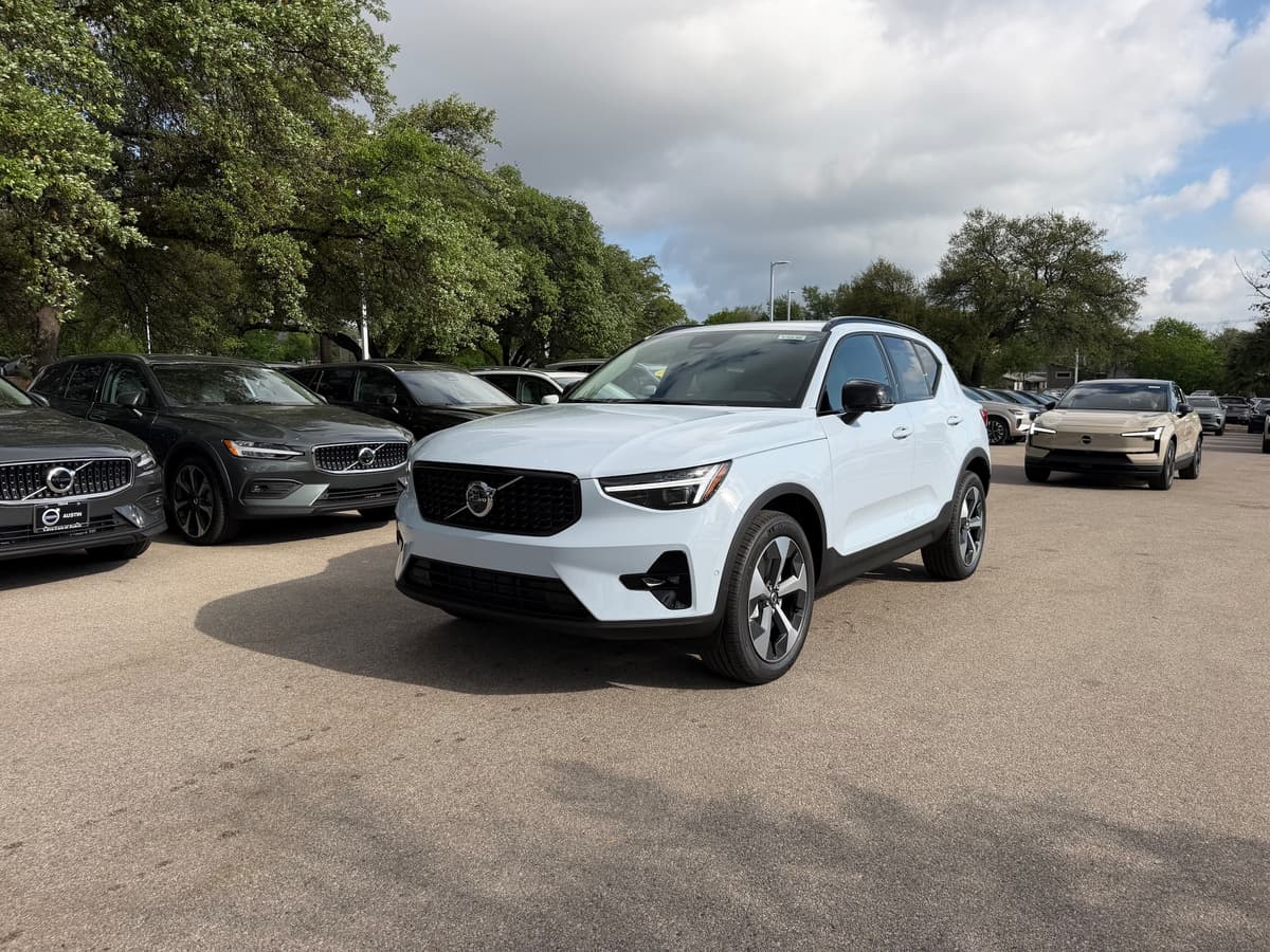 2026 Volvo XC40 - Image 2