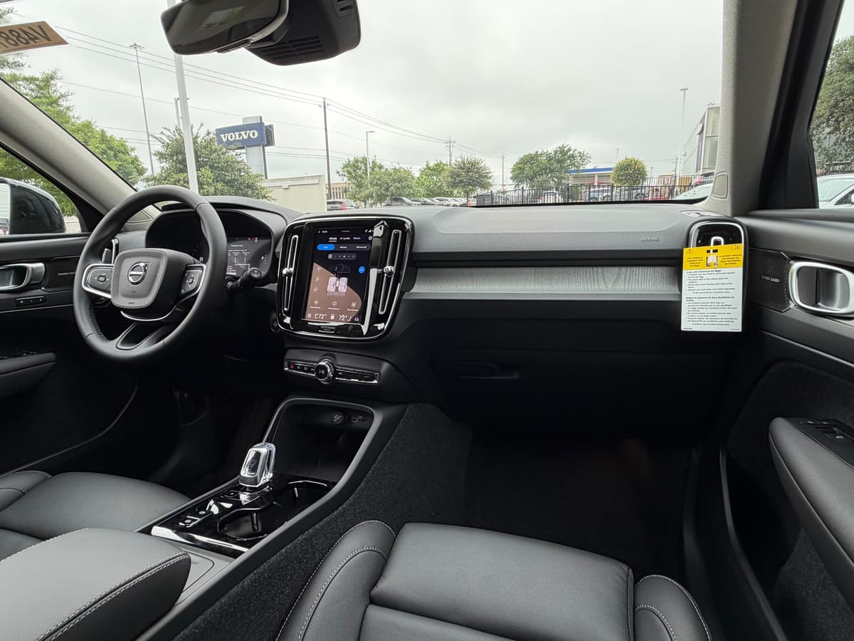 2026 Volvo XC40 - Image 9