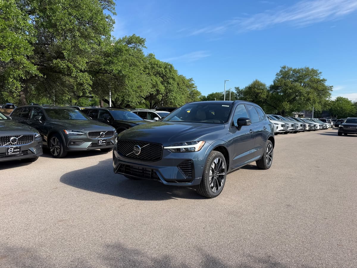 2026 Volvo XC60 plug-in hybrid - Image 2