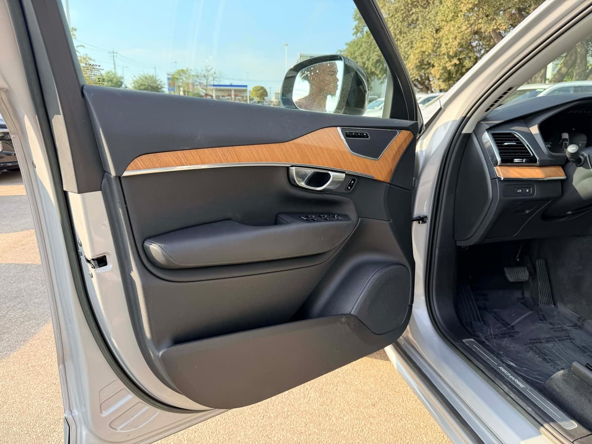 2023 Volvo XC90 Recharge Plug-In Hybrid - Image 9