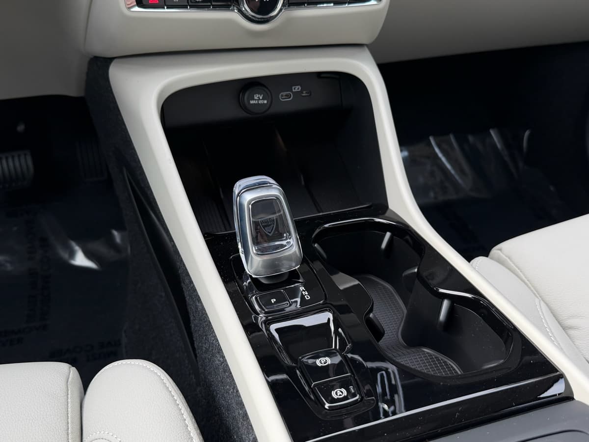 2026 Volvo XC40 - Image 13