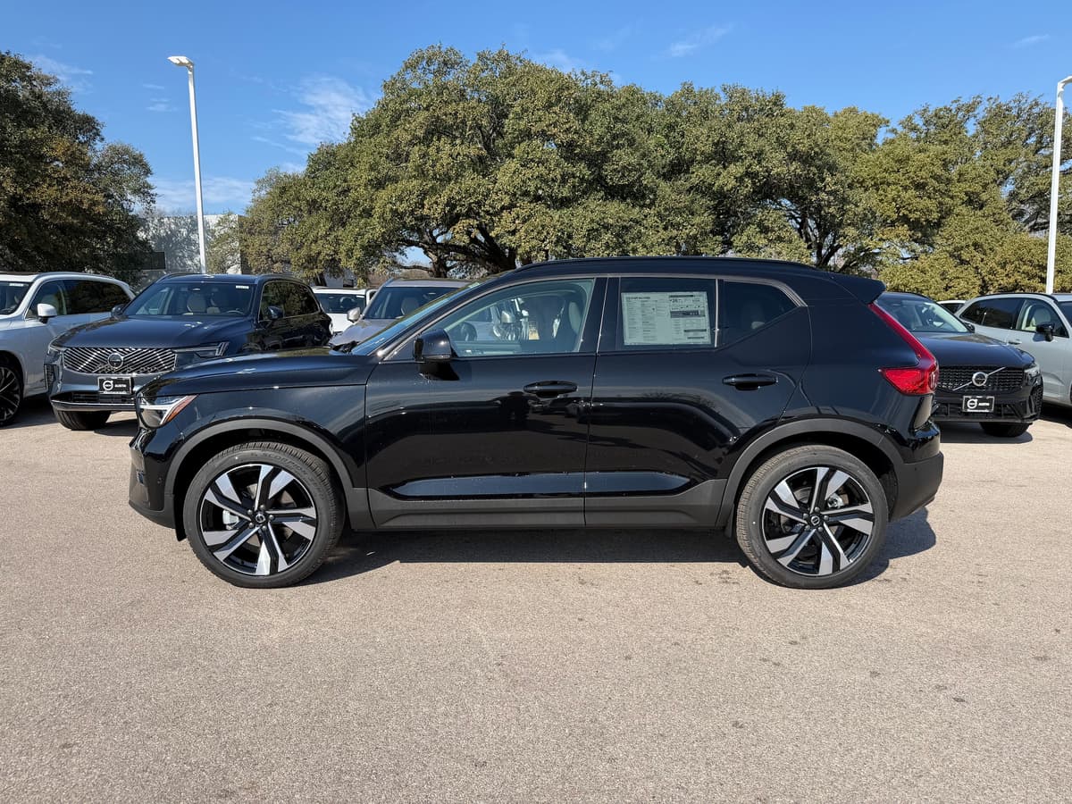 2026 Volvo XC40 - Image 3