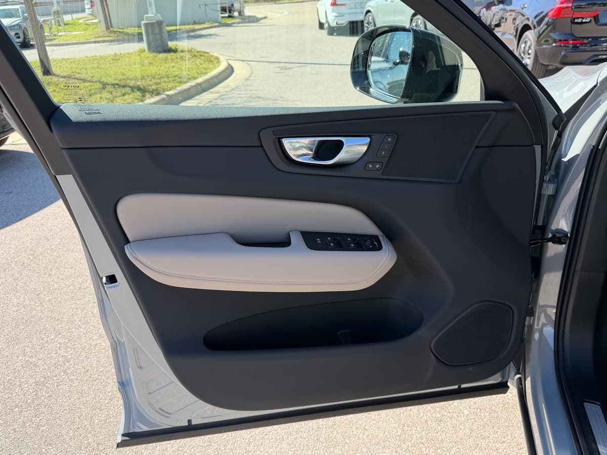 2026 Volvo XC60 - Image 16