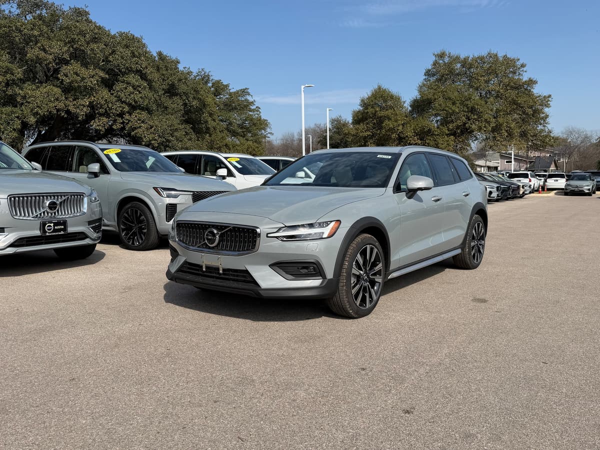 2026 Volvo V60 Cross Country - Image 2