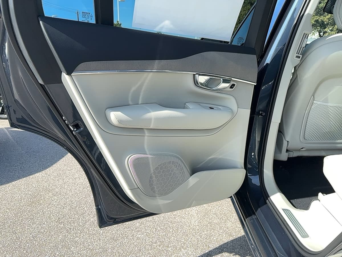 2025 Volvo XC90 plug-in hybrid - Image 15