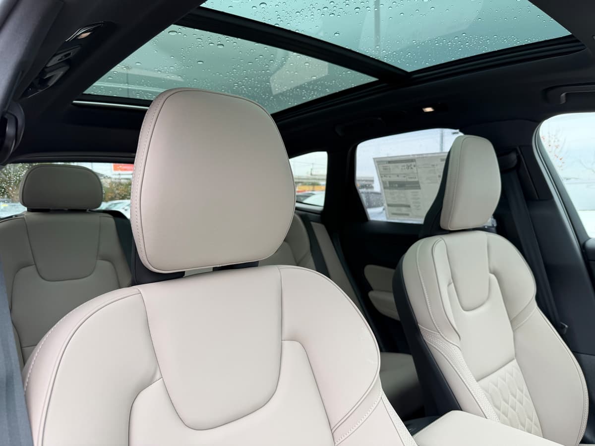 2026 Volvo XC60 - Image 9