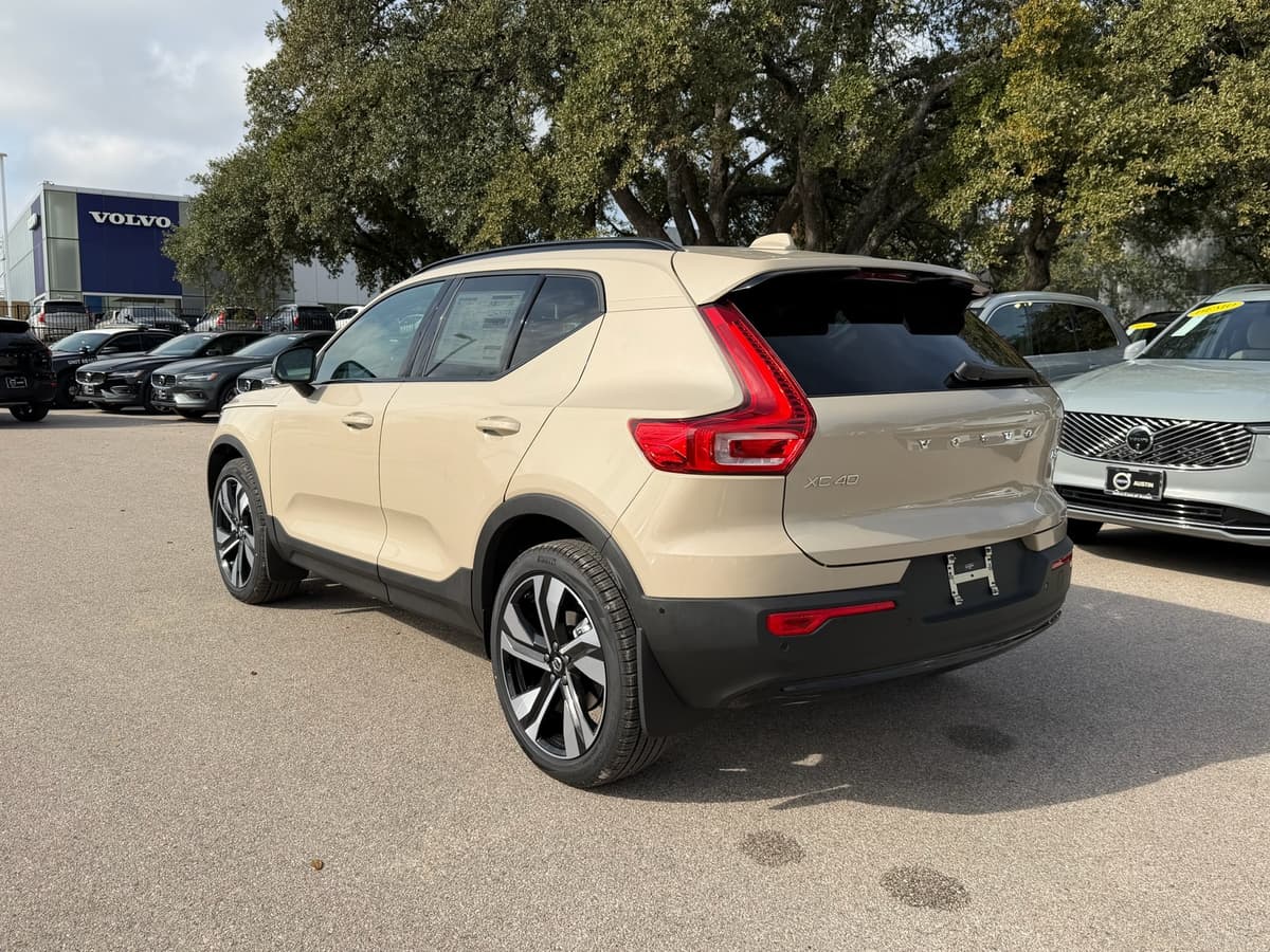 2026 Volvo XC40 - Image 4
