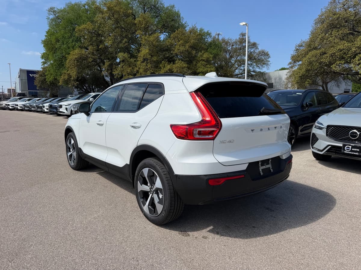 2026 Volvo XC40 - Image 4