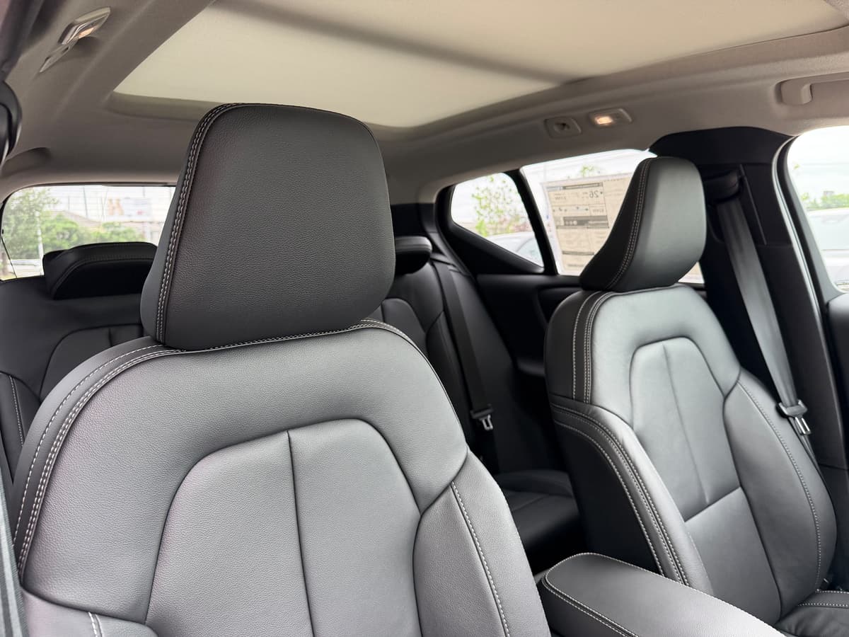 2026 Volvo XC40 - Image 8
