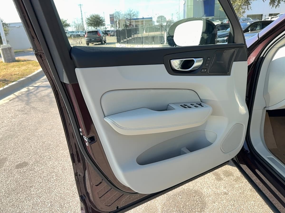 2026 Volvo XC60 - Image 9