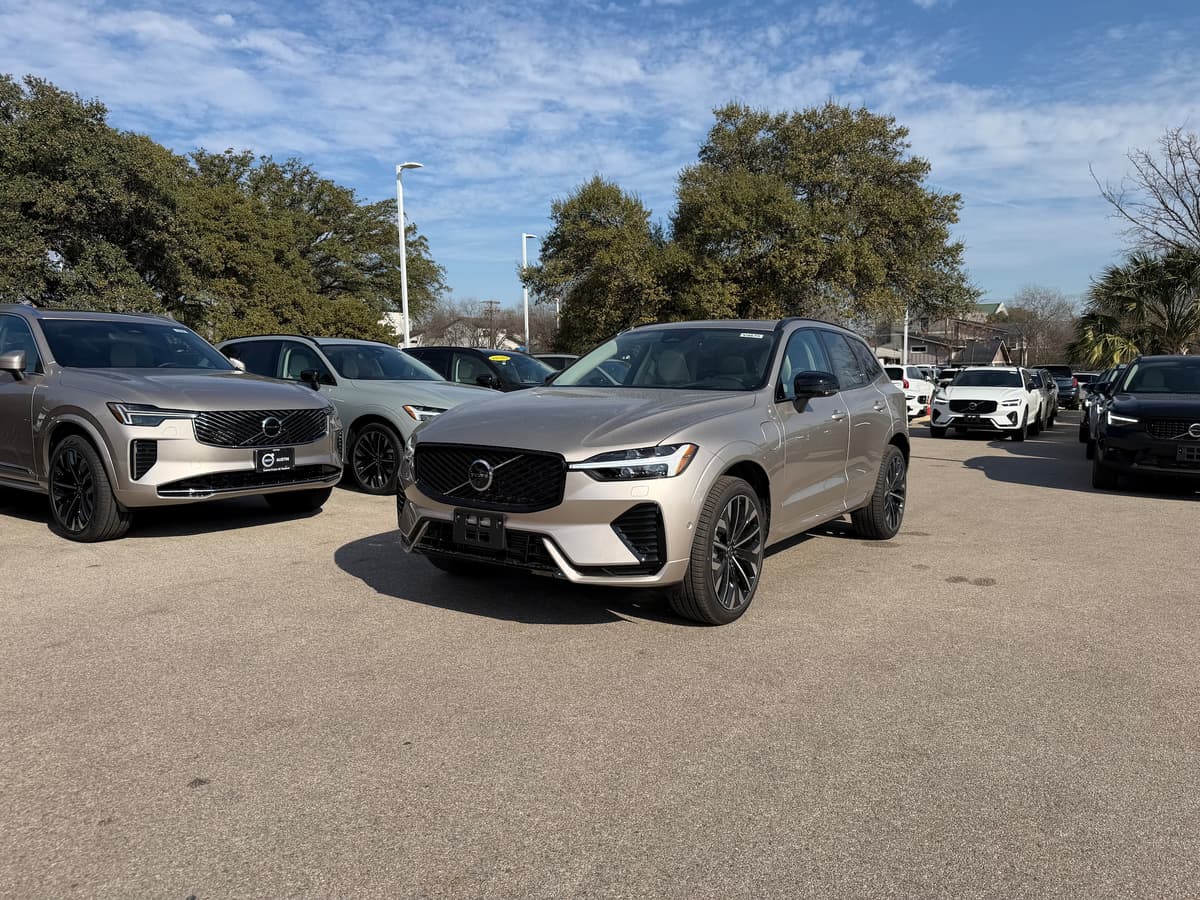 2026 Volvo XC60 plug-in hybrid - Image 2